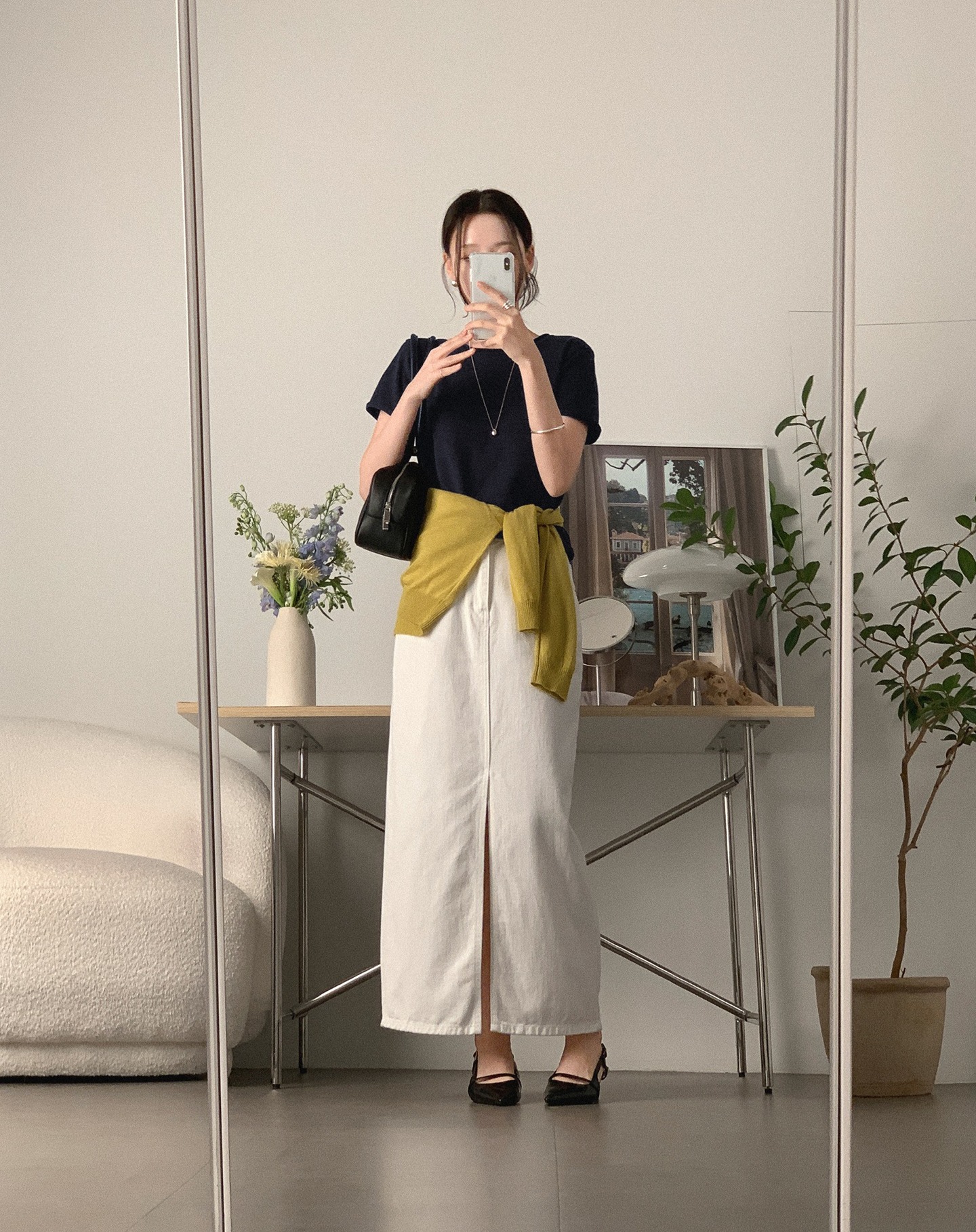 Chị em cứ mặc ch&acirc;n v&aacute;y s&aacute;ng m&agrave;u thật nhiều v&agrave;o m&ugrave;a h&egrave;, vừa nhẹ m&aacute;t vừa trẻ hẳn ra- Ảnh 5.