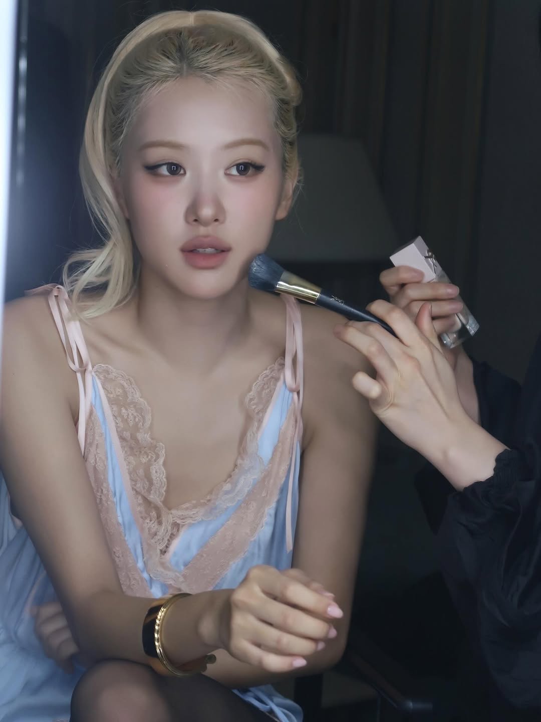 Nhờ 4 lọ kem nền n&agrave;y: Ros&eacute;, Suzy, Jennie... v&agrave; loạt sao H&agrave;n c&oacute; l&agrave;n da mướt m&aacute;t, đẹp đến mức filter mất việc- Ảnh 1.