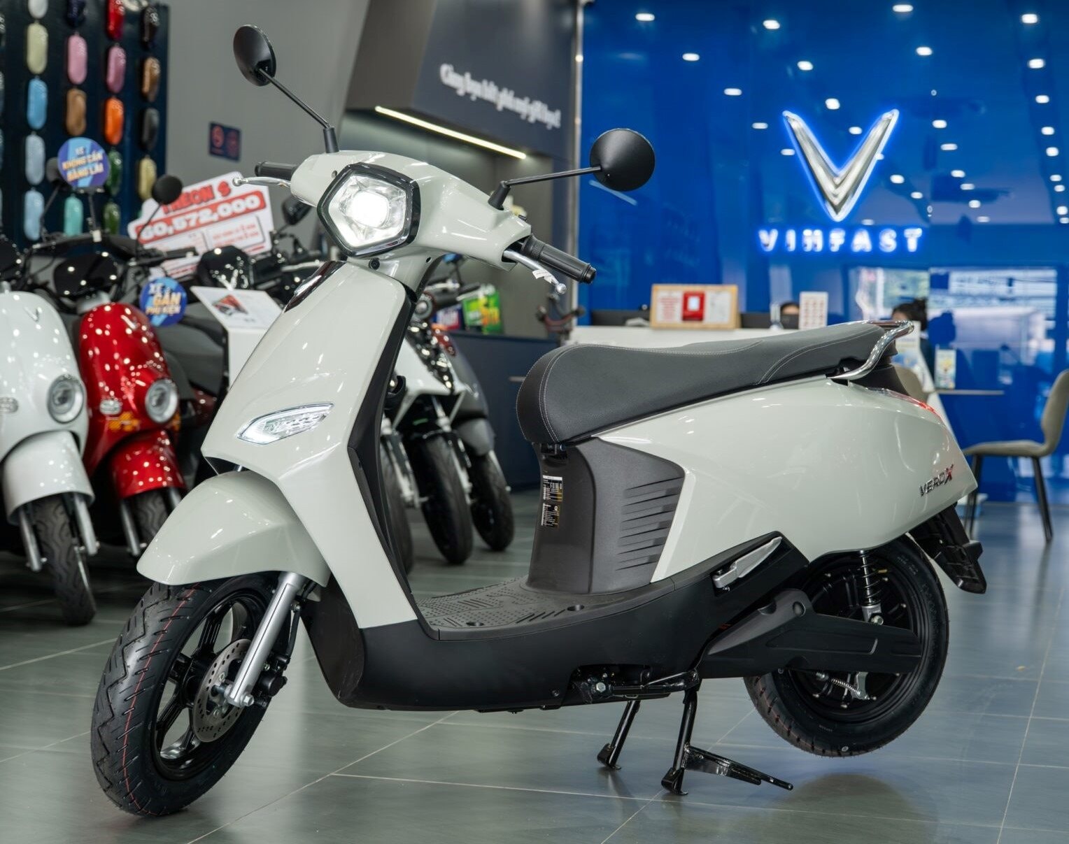 Ngang gi&aacute; với Honda Vision, đ&acirc;y l&agrave; 5 xe m&aacute;y điện đ&aacute;ng mua nhất - c&oacute; mẫu đi được hơn 260km khi đầy pin- Ảnh 3.