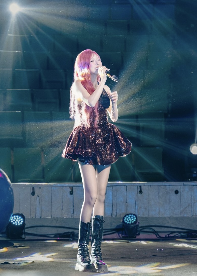 Đ&ocirc;i ch&acirc;n mảnh như tăm tre của Trang Ph&aacute;p, nh&igrave;n th&ocirc;i đ&atilde; thấy bất an- Ảnh 3.