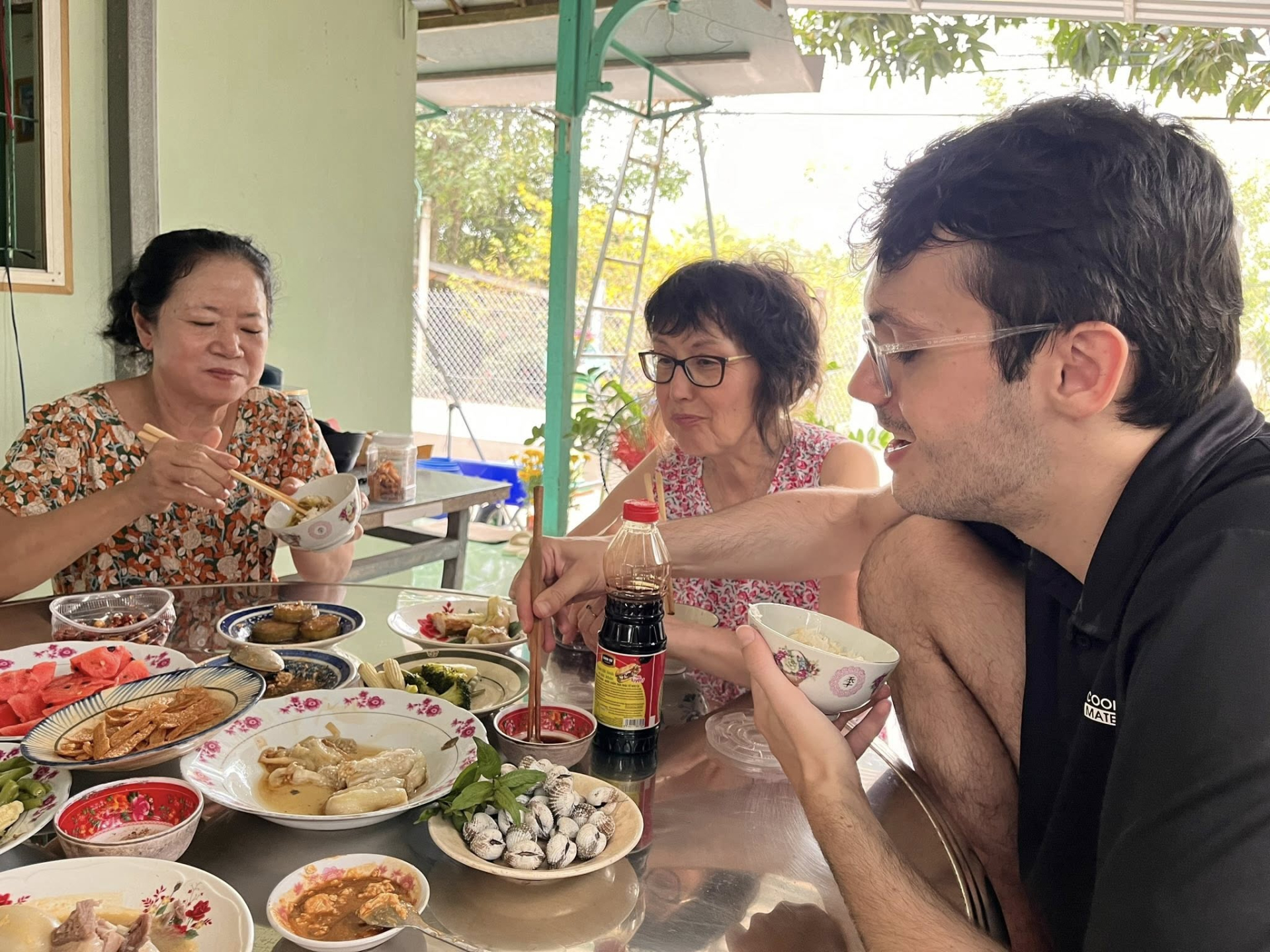 2 th&aacute;ng "ho&agrave; tan" của vợ chồng người Ph&aacute;p được sui gia Việt Nam dẫn đi tắm s&ocirc;ng, đi nhậu, tập nằm v&otilde;ng- Ảnh 6.