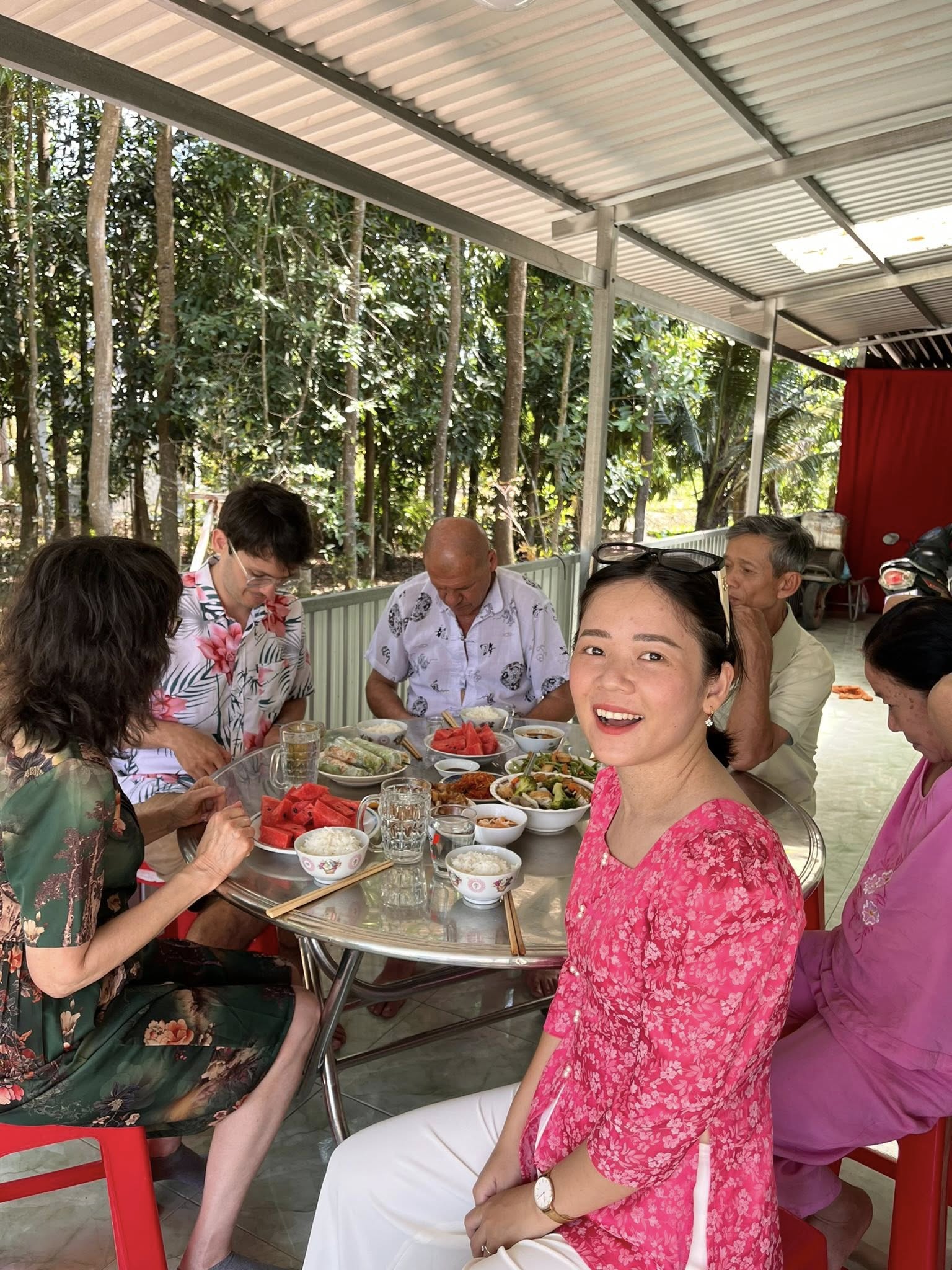 2 th&aacute;ng "ho&agrave; tan" của vợ chồng người Ph&aacute;p được sui gia Việt Nam dẫn đi tắm s&ocirc;ng, đi nhậu, tập nằm v&otilde;ng- Ảnh 5.