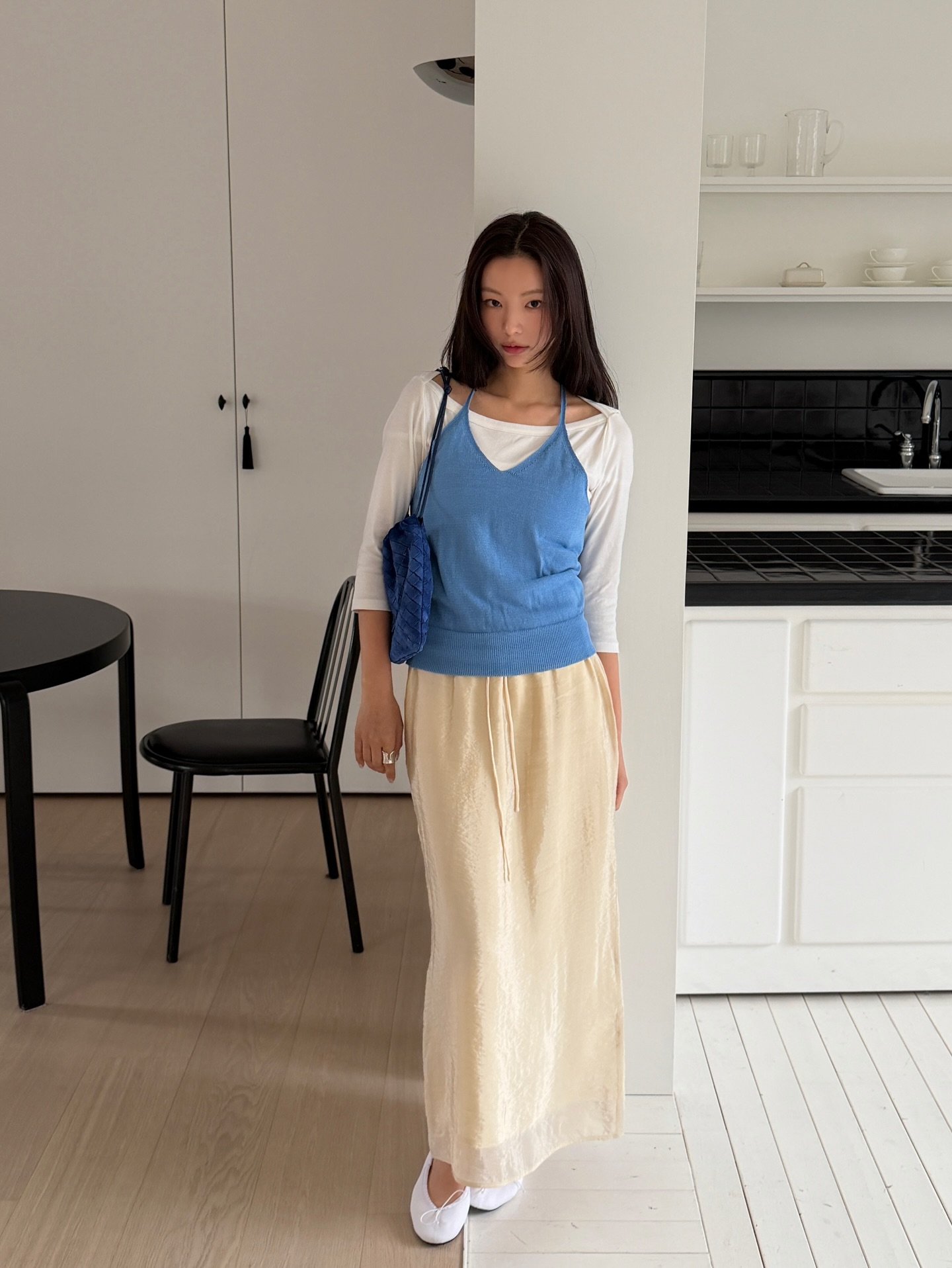 Chị em cứ mặc ch&acirc;n v&aacute;y s&aacute;ng m&agrave;u thật nhiều v&agrave;o m&ugrave;a h&egrave;, vừa nhẹ m&aacute;t vừa trẻ hẳn ra- Ảnh 3.