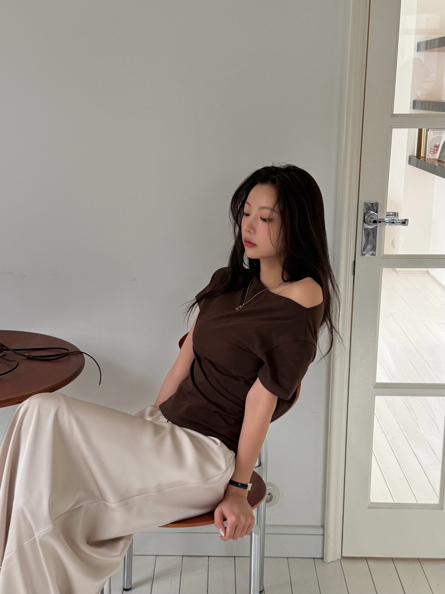 Chị em cứ mặc ch&acirc;n v&aacute;y s&aacute;ng m&agrave;u thật nhiều v&agrave;o m&ugrave;a h&egrave;, vừa nhẹ m&aacute;t vừa trẻ hẳn ra- Ảnh 4.