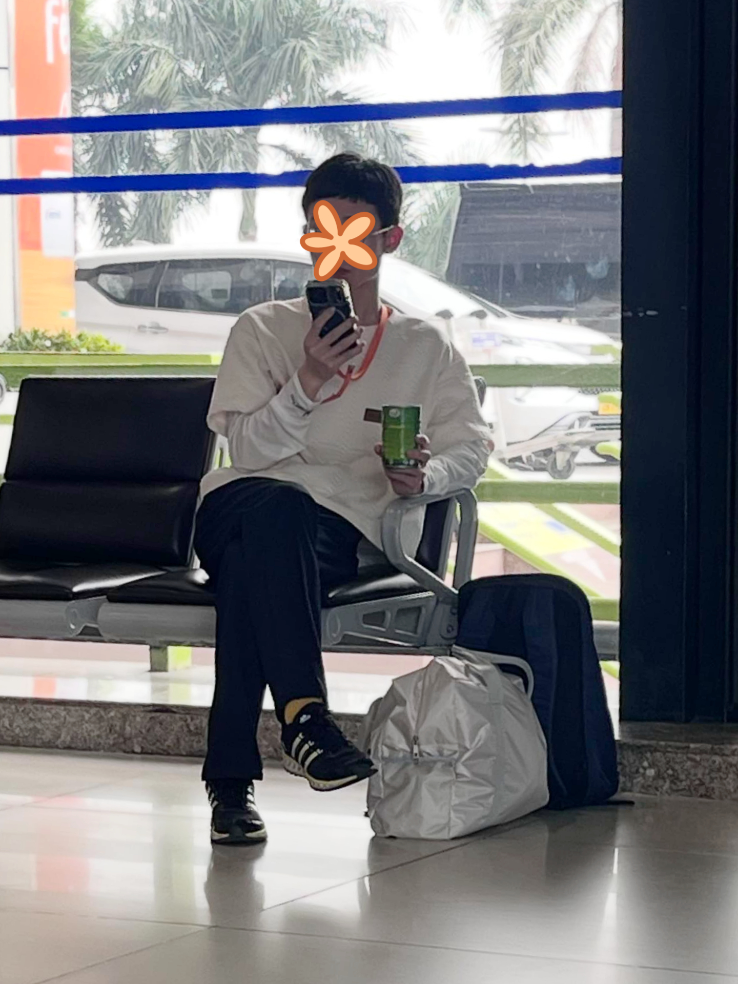 Anh trai nước ngo&agrave;i cầm lon giải kh&aacute;t ở s&acirc;n bay Nội B&agrave;i, zoom cận th&igrave; hết hồn: "L&agrave; ai đ&atilde; b&aacute;n cho anh thứ n&agrave;y?"- Ảnh 2.