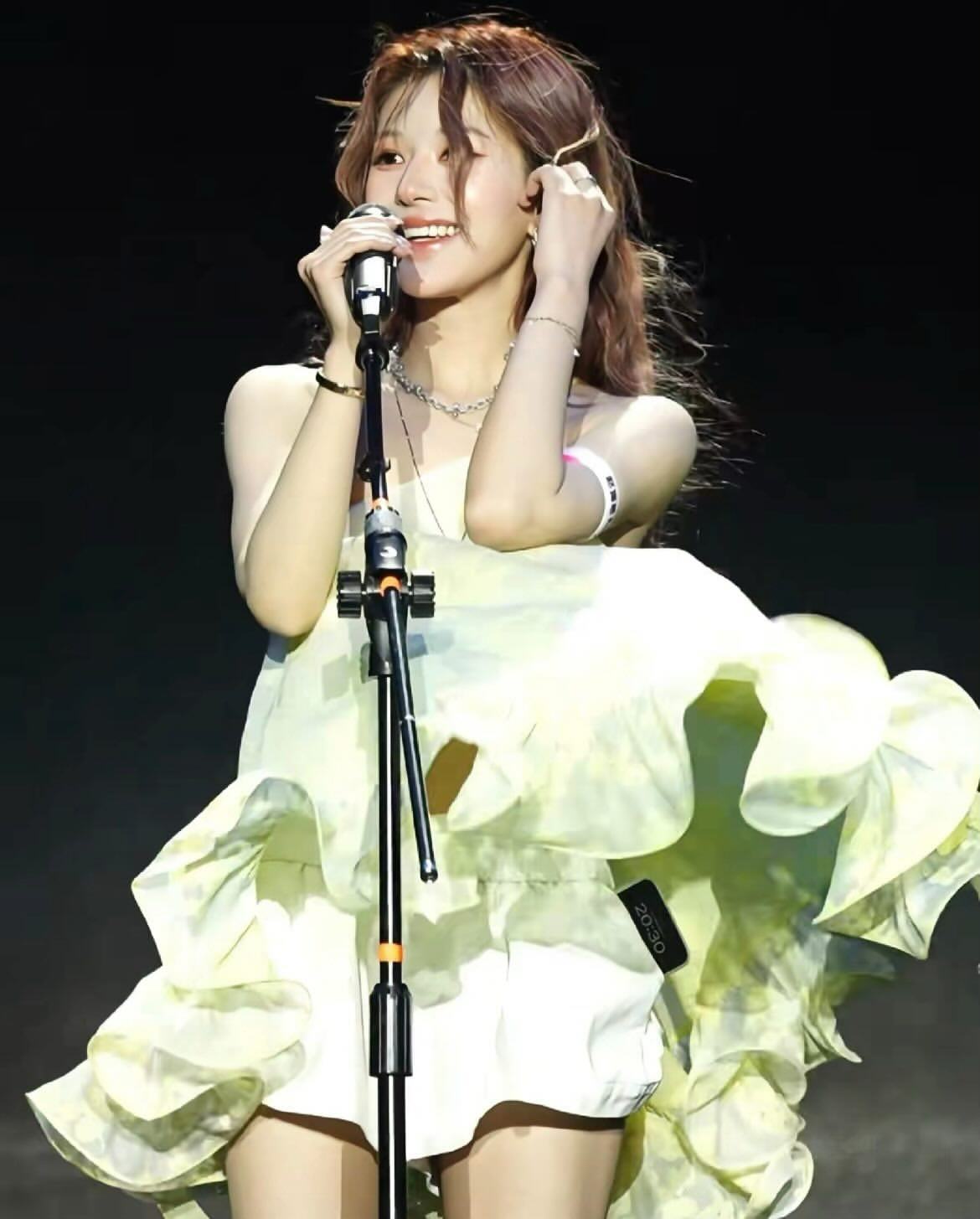 5 gi&acirc;y tốc v&aacute;y của Triệu Lộ Tư: Ngỡ hớ h&ecirc;nh ảnh hưởng sự nghiệp, ai ngờ c&ocirc; c&oacute; "cứu tinh"- Ảnh 2.