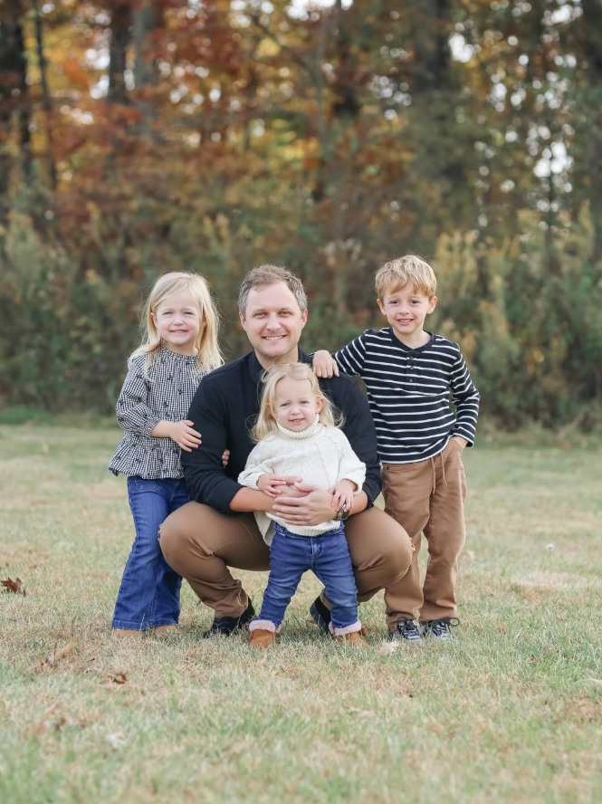 Brooke Buckner x&aacute;ch vợt đi đối đầu cả "thế giới", 3 con nhỏ ở nh&agrave; đ&atilde; c&oacute; chồng chăm, hạnh ph&uacute;c l&agrave; đ&acirc;y!- Ảnh 2.