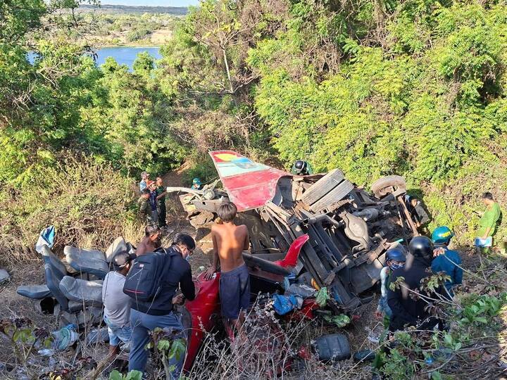 Hiện trường vụ xe khách chở các thợ lặn lao xuống vực, nhiều người thương vong- Ảnh 4. Hiện trường vụ xe khách chở các thợ lặn lao xuống vực, nhiều người thương vong- Ảnh 4.