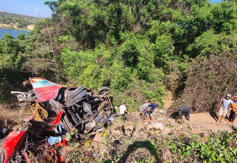 C&ocirc;ng an th&ocirc;ng tin vụ tai nạn xe kh&aacute;ch khiến 4 người chết v&agrave; nhiều người bị thương ở tỉnh L&acirc;m Đồng- Ảnh 2.