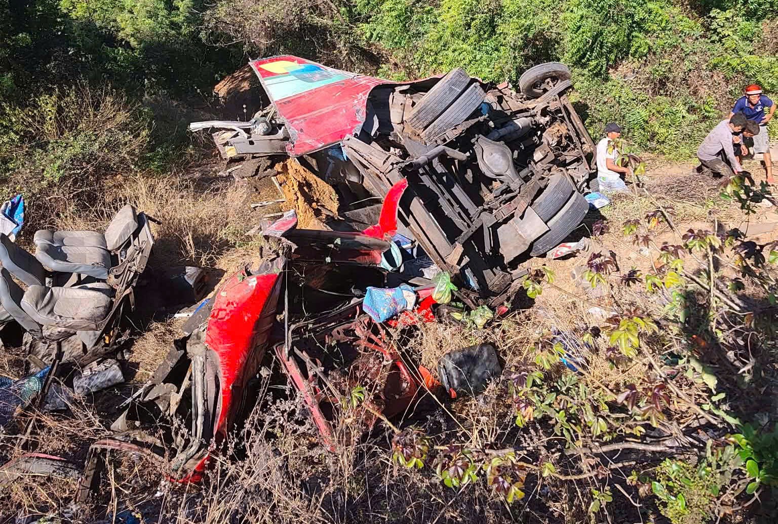 C&ocirc;ng an th&ocirc;ng tin vụ tai nạn xe kh&aacute;ch khiến 4 người chết v&agrave; nhiều người bị thương ở tỉnh L&acirc;m Đồng- Ảnh 1.