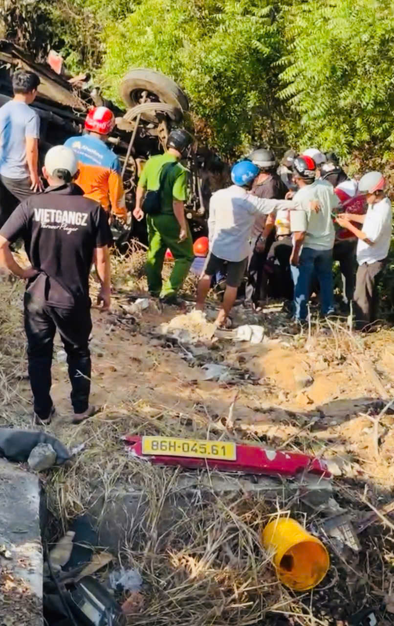 Tai nạn xe kh&aacute;ch ở L&acirc;m Đồng, &iacute;t nhất 3 người tử vong- Ảnh 1.