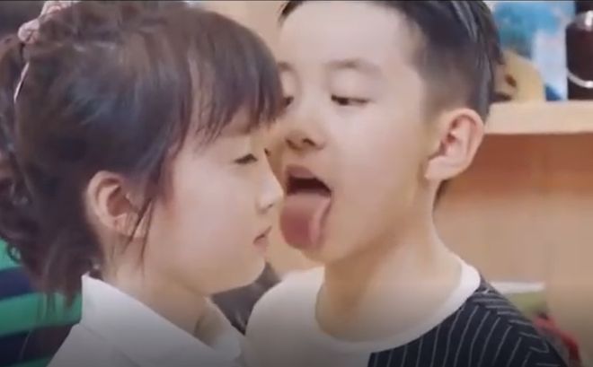 Con trai c&oacute; h&agrave;nh động kỳ quặc với b&eacute; g&aacute;i, nữ diễn vi&ecirc;n nổi tiếng Lưu Đ&agrave;o thốt l&ecirc;n 1 c&acirc;u kh&ocirc;ng giống ai: MXH b&ugrave;ng nổ tranh c&atilde;i!- Ảnh 1.