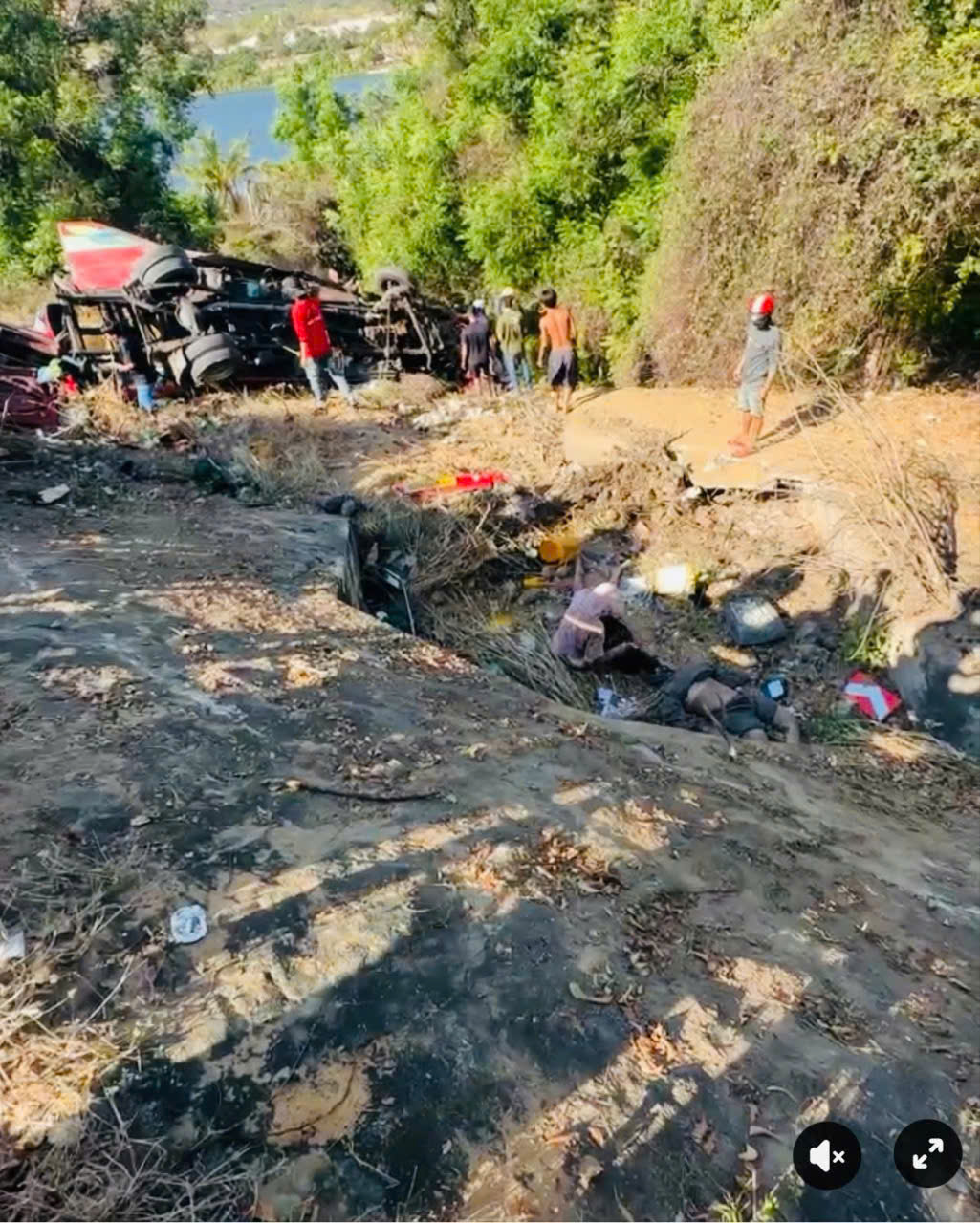 Tai nạn xe kh&aacute;ch ở L&acirc;m Đồng, &iacute;t nhất 3 người tử vong- Ảnh 2.