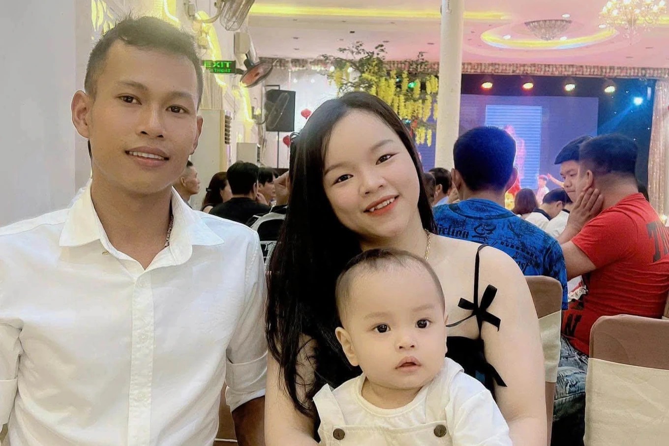 Vụ nam t&agrave;i xế nhảy khỏi xe, cứu b&eacute; g&aacute;i 2 tuổi đi bộ giữa quốc lộ: Gia đ&igrave;nh ch&aacute;u b&eacute; n&oacute;i g&igrave;?- Ảnh 1.