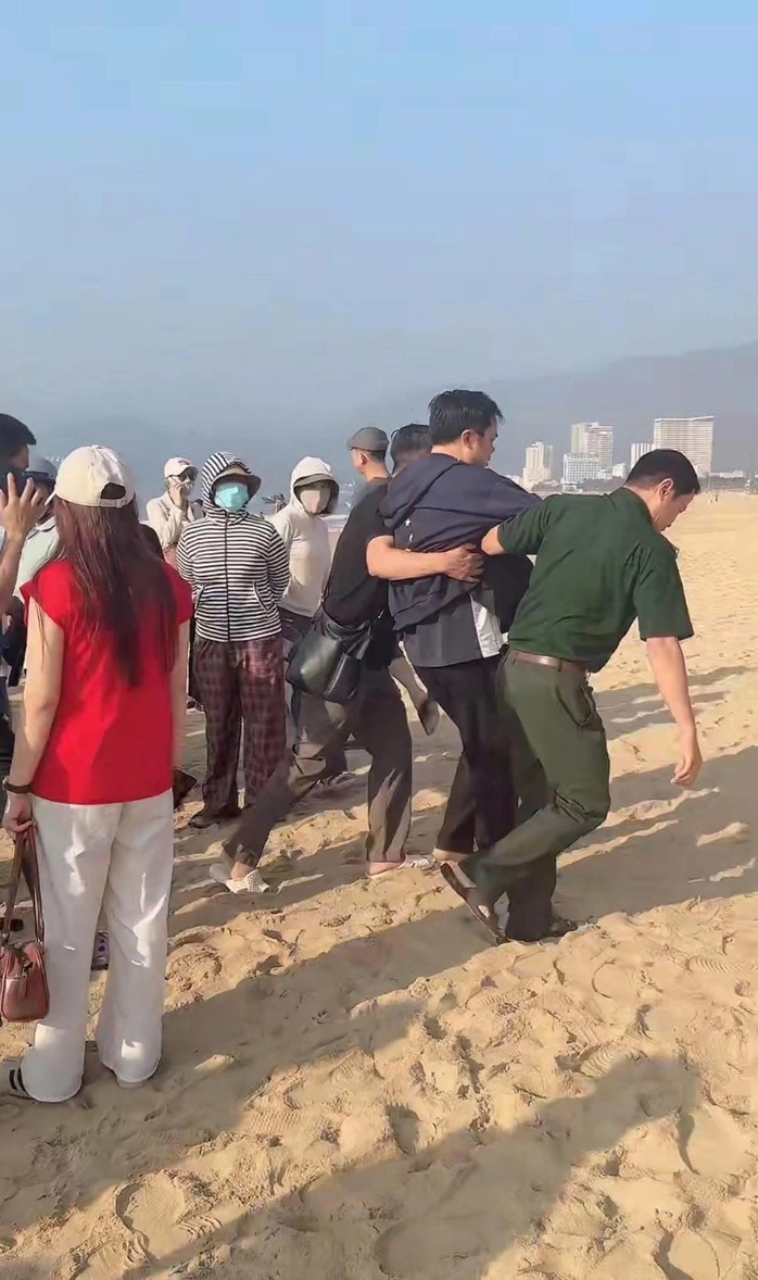 Vụ nam sinh lớp 12 mất t&iacute;ch khi tắm biển ở Quy Nhơn: Ngư d&acirc;n đưa t&agrave;u c&aacute; thả lưới t&igrave;m kiếm, gia đ&igrave;nh ng&atilde; quỵ tr&ocirc;ng ng&oacute;ng tin con- Ảnh 3.