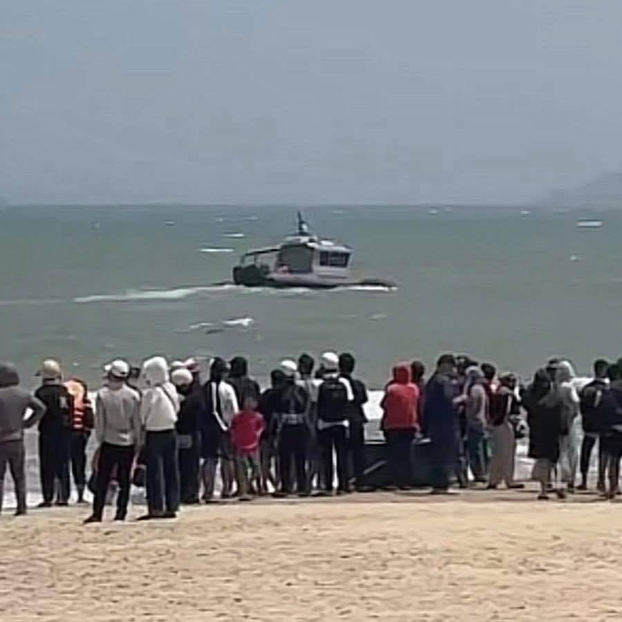 Vụ nam sinh lớp 12 mất t&iacute;ch khi tắm biển ở Quy Nhơn: Ngư d&acirc;n đưa t&agrave;u c&aacute; thả lưới t&igrave;m kiếm, gia đ&igrave;nh ng&atilde; quỵ tr&ocirc;ng ng&oacute;ng tin con- Ảnh 1.