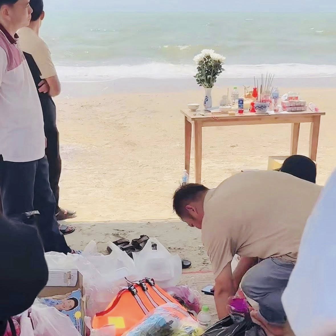 Vụ nam sinh lớp 12 mất t&iacute;ch khi tắm biển ở Quy Nhơn: Ngư d&acirc;n đưa t&agrave;u c&aacute; thả lưới t&igrave;m kiếm, gia đ&igrave;nh ng&atilde; quỵ tr&ocirc;ng ng&oacute;ng tin con- Ảnh 4.