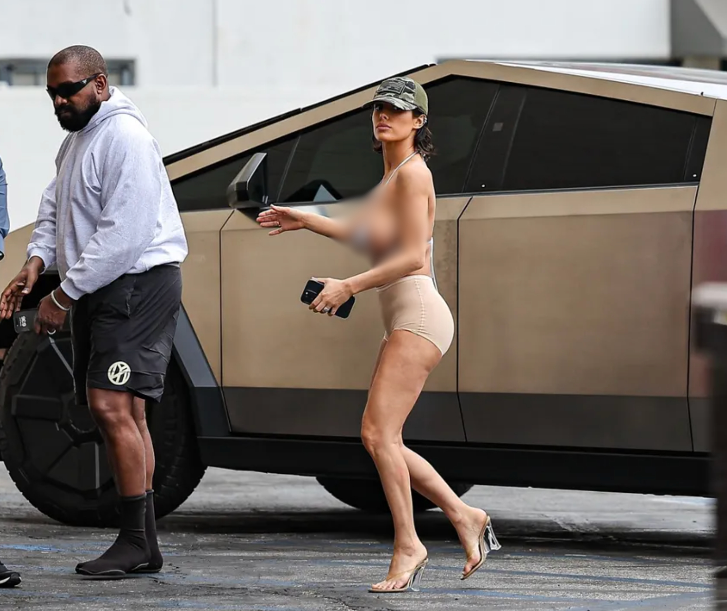 Vợ Kanye West hở hang tới nực cười, chồng đi b&ecirc;n cạnh lại k&iacute;n m&iacute;t khiến cả phố ngo&aacute;i nh&igrave;n- Ảnh 2.