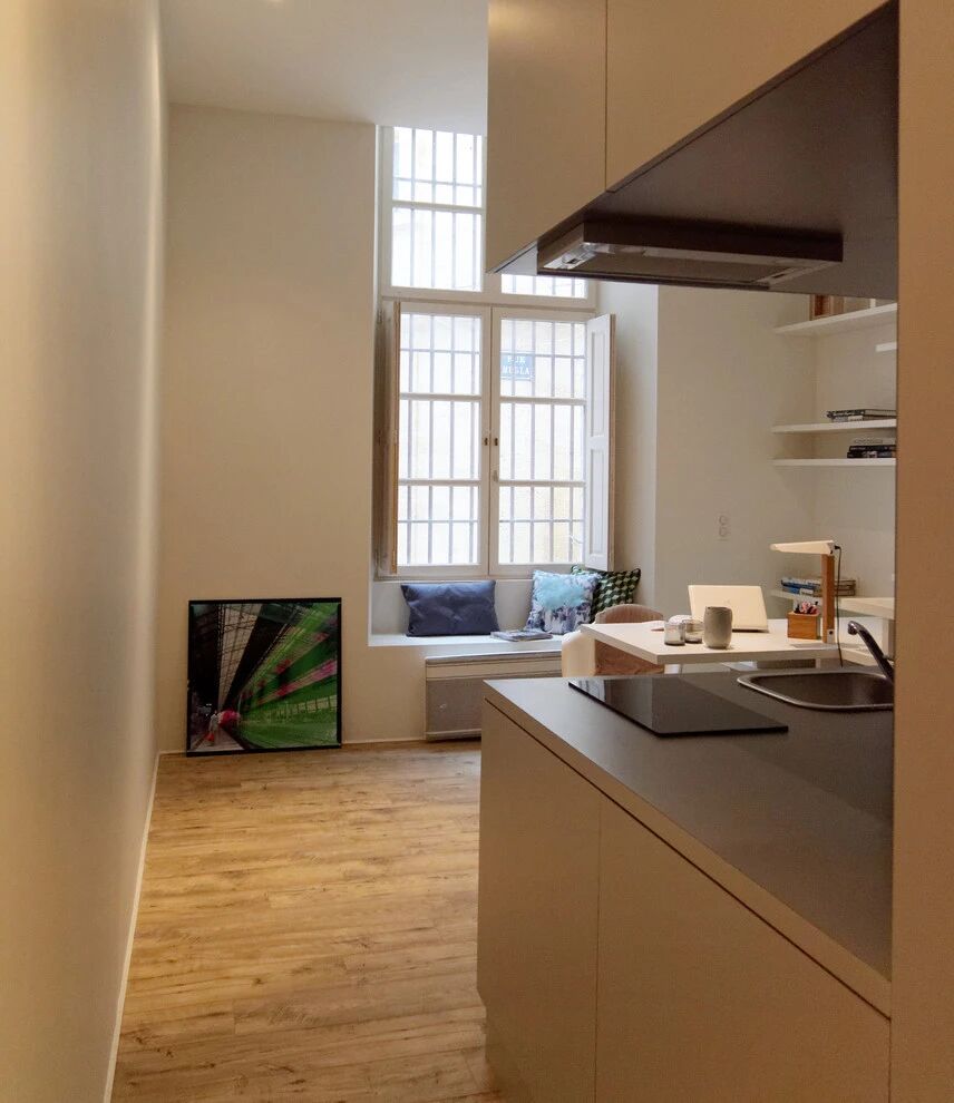 Căn hộ 27m&sup2; cũ n&aacute;t lột x&aacute;c kh&oacute; tin: Nh&eacute;t đủ giường đ&ocirc;i, bếp, b&agrave;n học trong 1 khối nội thất- Ảnh 6.