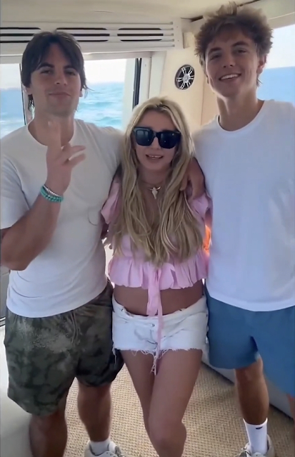 Britney Spears mất quyền nu&ocirc;i con v&agrave;o tay chồng cũ, đến nay 2 qu&yacute; tử c&oacute; động th&aacute;i 