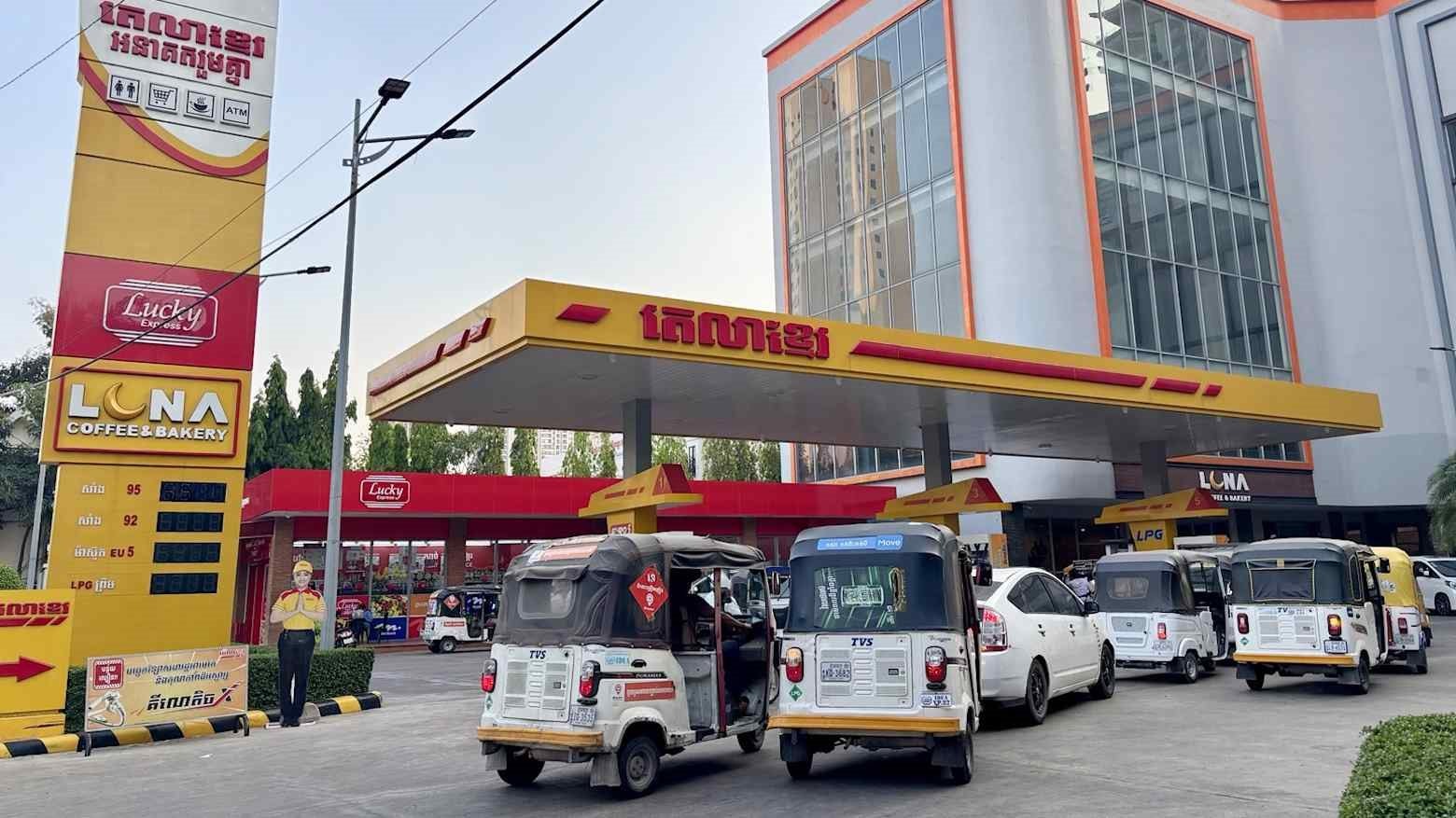 Gi&aacute; nhi&ecirc;n liệu tại Campuchia tăng gấp đ&ocirc;i, hiện vượt 53.000 đồng/l&iacute;t- Ảnh 1.