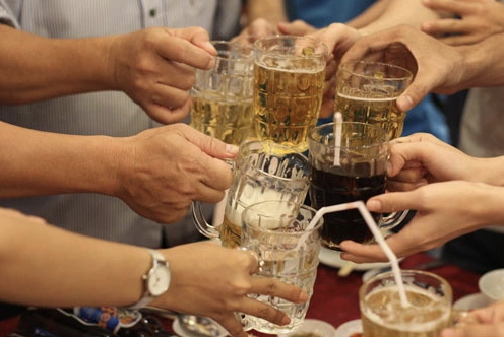 &Eacute;p người kh&aacute;c uống rượu, bia sẽ bị phạt 3 triệu đồng- Ảnh 1.