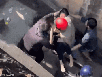 Lao xuống cứu c&ocirc; g&aacute;i nhảy cầu "s&ocirc;ng tử thần", người giao h&agrave;ng nhắn nhủ nạn nh&acirc;n một điều- Ảnh 1.