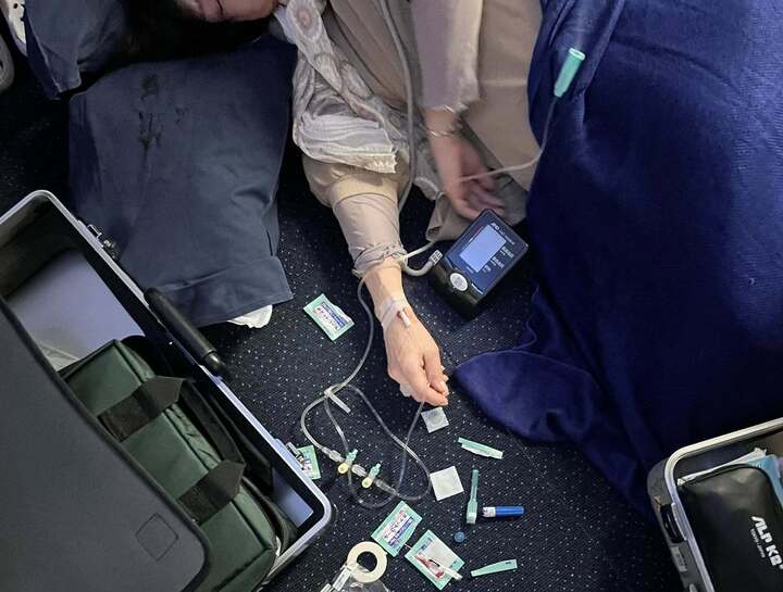 B&aacute;c sĩ Việt cứu h&agrave;nh kh&aacute;ch nước ngo&agrave;i ngất xỉu tr&ecirc;n m&aacute;y bay ở độ cao hơn 10.000m- Ảnh 1.