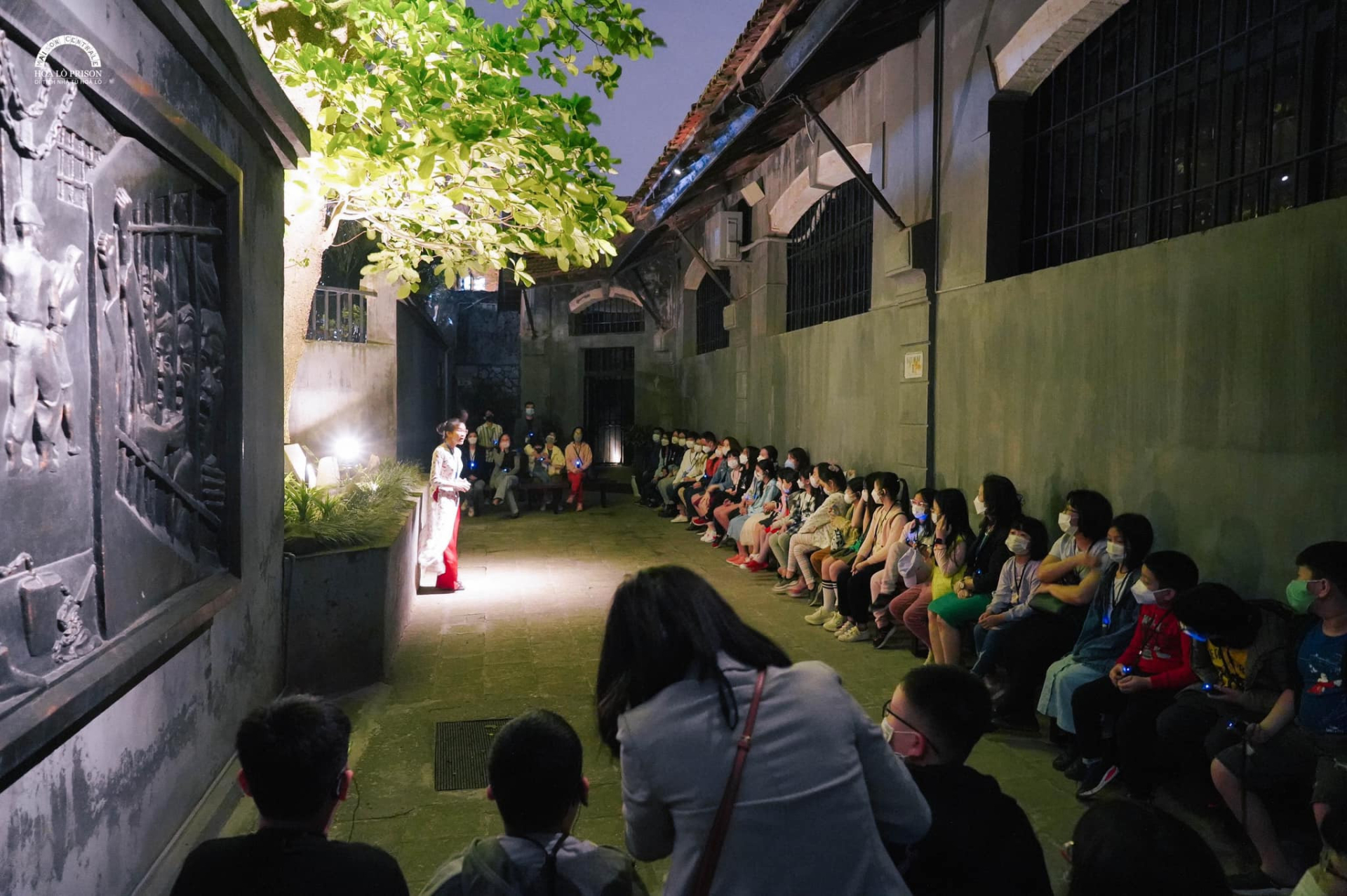 Tất cả người d&acirc;n đến Nh&agrave; t&ugrave; Hỏa L&ograve; ch&uacute; &yacute;- Ảnh 3.