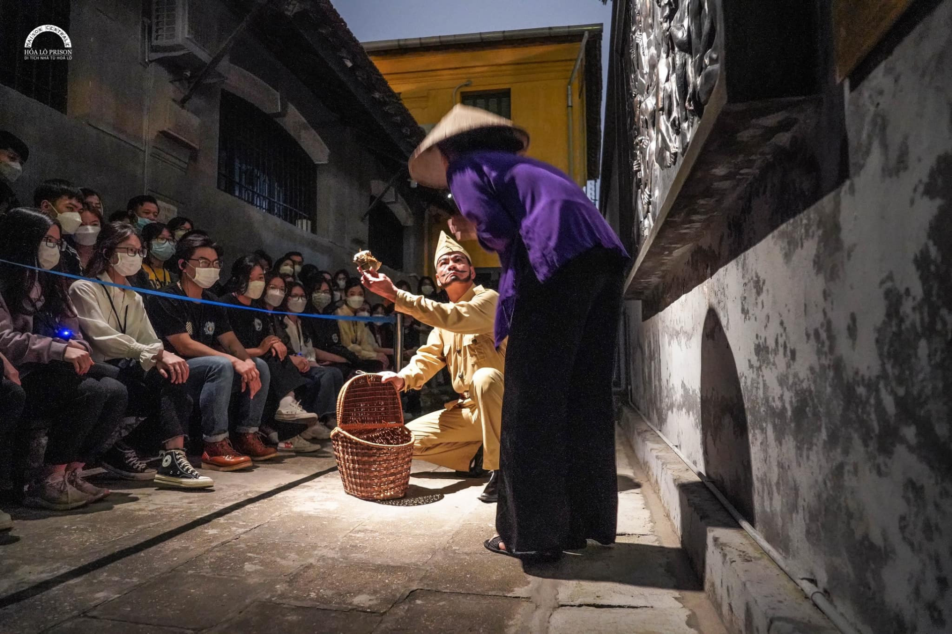 Tất cả người d&acirc;n đến Nh&agrave; t&ugrave; Hỏa L&ograve; ch&uacute; &yacute;- Ảnh 2.