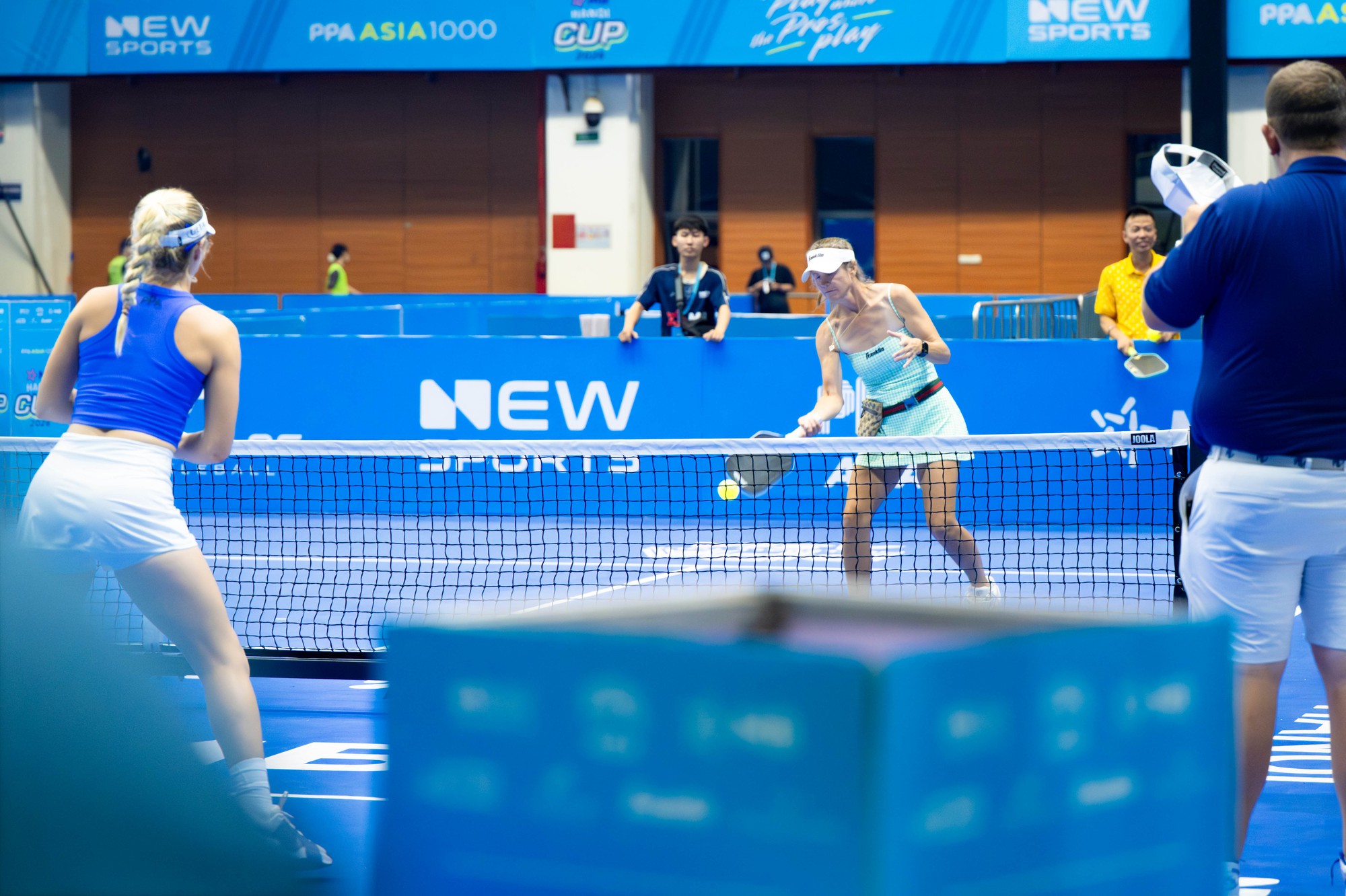 Nhan sắc trẻ trung của mẹ Anna Thu Thuỷ g&acirc;y sốt ở PPA Hanoi, bậc thầy sau th&agrave;nh c&ocirc;ng của con g&aacute;i si&ecirc;u sao thế giới- Ảnh 2.