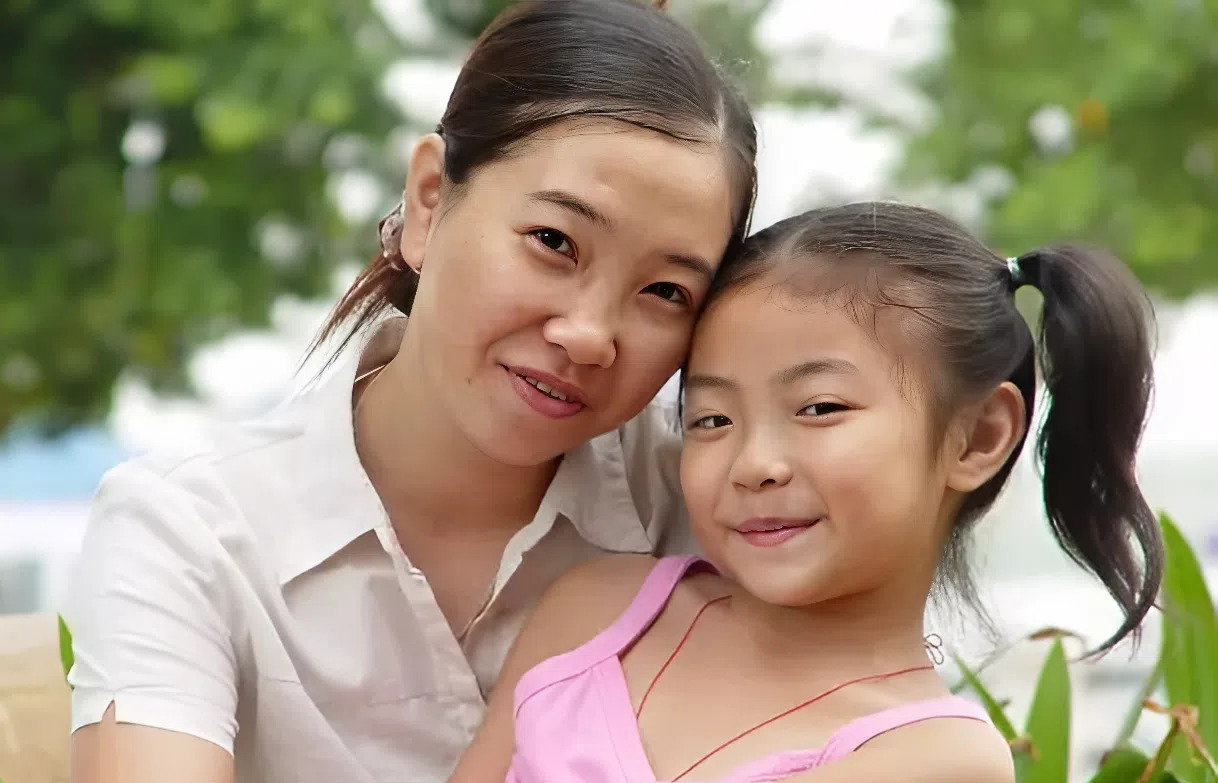 Đi họp lớp c&ugrave;ng mẹ, con g&aacute;i ng&acirc;y thơ hỏi: "Sao nh&agrave; người ta gi&agrave;u thế", b&agrave; mẹ TP.HCM c&oacute; c&acirc;u trả lời xứng đ&aacute;ng điểm 10!- Ảnh 2.