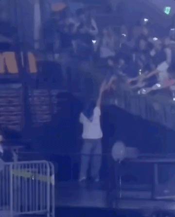 Nam thần Super Junior vội v&atilde; bỏ chạy, mặc fan chấn thương nặng trong concert?- Ảnh 1.