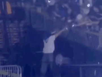 Sự cố kinh ho&agrave;ng: G&atilde;y r&agrave;o chắn kh&aacute;n đ&agrave;i khiến nhiều người rơi từ tr&ecirc;n cao xuống tại concert của Super Junior- Ảnh 2.