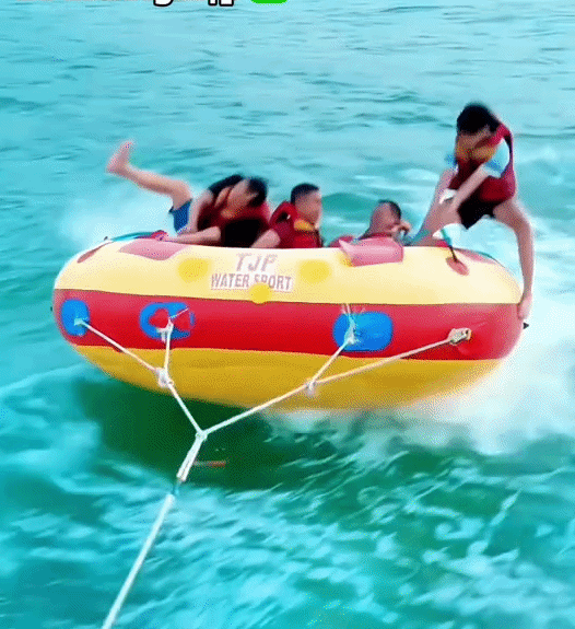 Cảnh b&aacute;o dịp lễ 30/4: Nguy hiểm từ tr&ograve; phao chuối, l&aacute;i m&ocirc; t&ocirc; nước tr&ecirc;n biển- Ảnh 2.