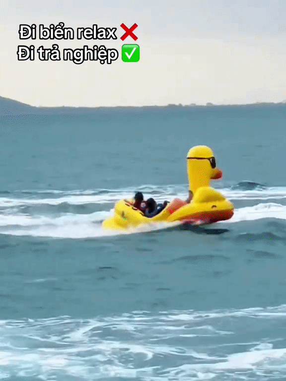 Cảnh b&aacute;o dịp lễ 30/4: Nguy hiểm từ tr&ograve; phao chuối, l&aacute;i m&ocirc; t&ocirc; nước tr&ecirc;n biển- Ảnh 1.