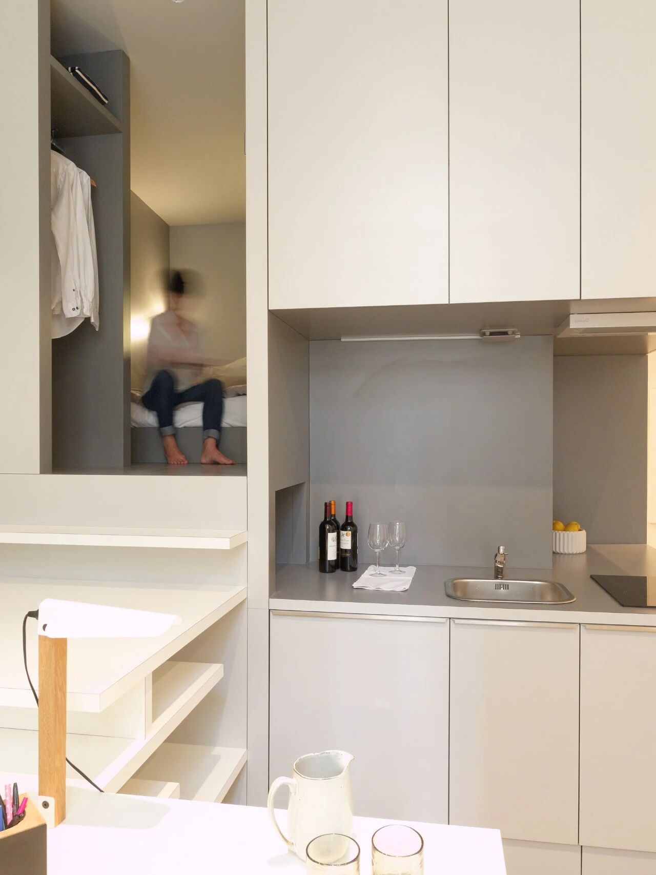 Căn hộ 27m&sup2; cũ n&aacute;t lột x&aacute;c kh&oacute; tin: Nh&eacute;t đủ giường đ&ocirc;i, bếp, b&agrave;n học trong 1 khối nội thất- Ảnh 3.