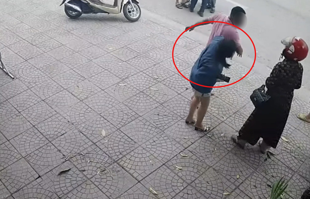 Đ&ocirc;i vợ chồng tố bị nh&oacute;m người "t&aacute;c động" g&atilde;y xương sau va chạm &ocirc; t&ocirc; ở Ph&uacute; Thọ: C&ocirc;ng an v&agrave;o cuộc- Ảnh 2.