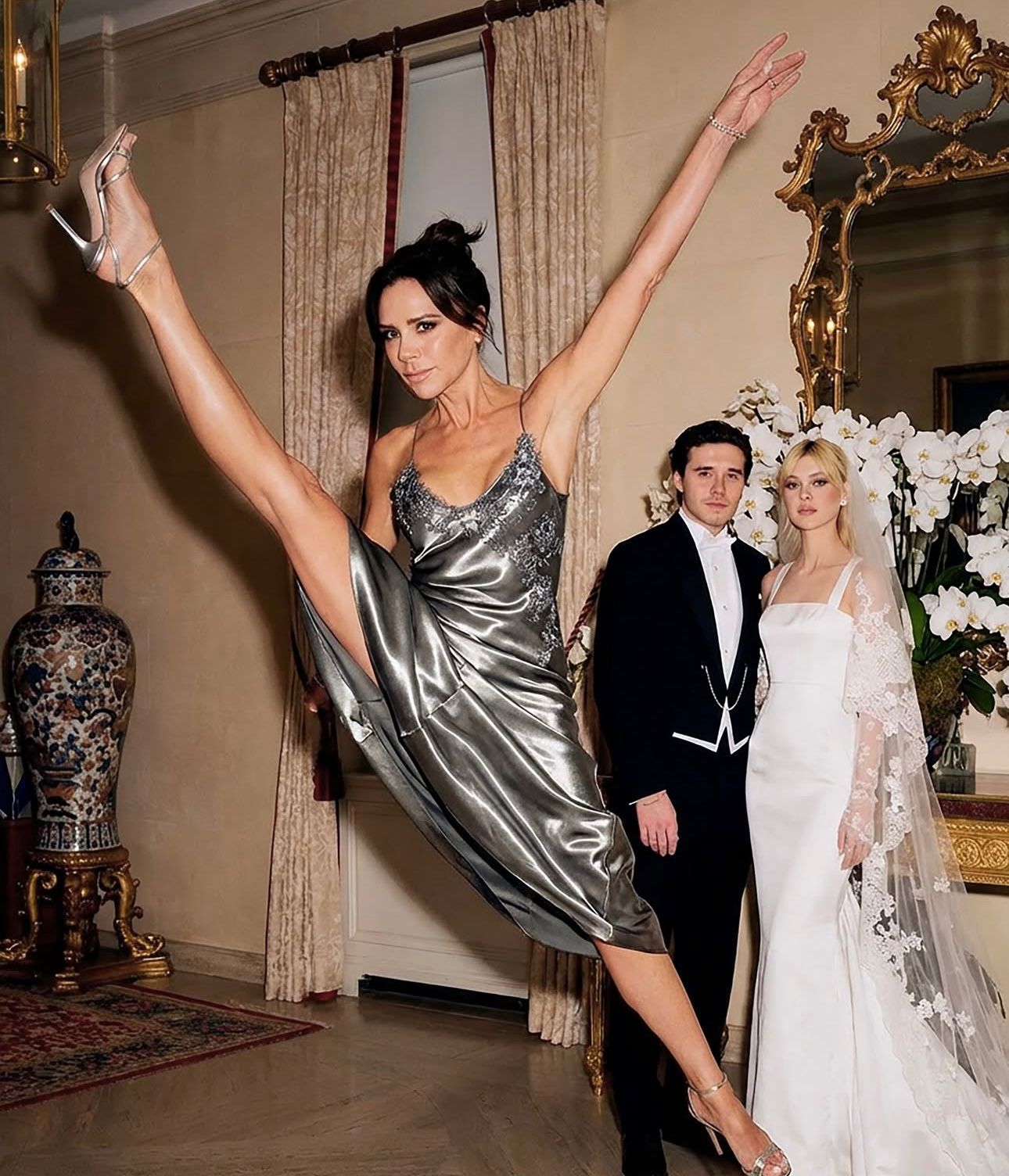 Victoria Beckham xoạc ch&acirc;n 90 độ, con d&acirc;u ngổ ng&aacute;o xoạc gấp đ&ocirc;i: Hơn thua nhau đến cỡ n&agrave;y rồi?- Ảnh 4.