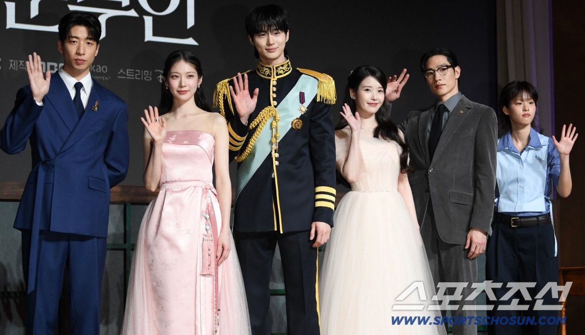 Cặp đ&ocirc;i ho&agrave;ng tử - c&ocirc;ng ch&uacute;a đẹp nhất 2026 l&agrave; đ&acirc;y: Visual cổ t&iacute;ch thần ti&ecirc;n, xa hoa lộng lẫy ch&oacute;i cả mắt- Ảnh 1.