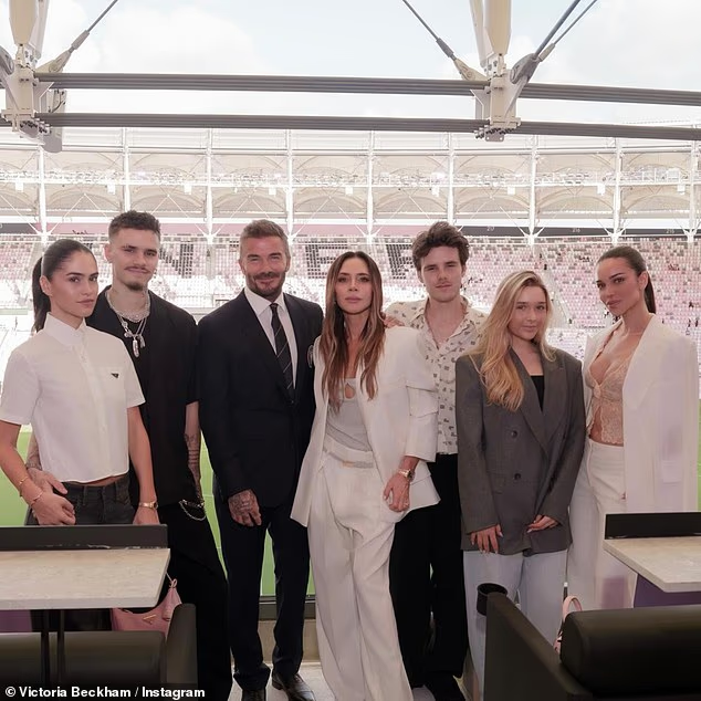Camera thường không "dìm" được nhan sắc xinh đẹp của tiểu thư Harper nhà Beckham tuổi 14- Ảnh 3.