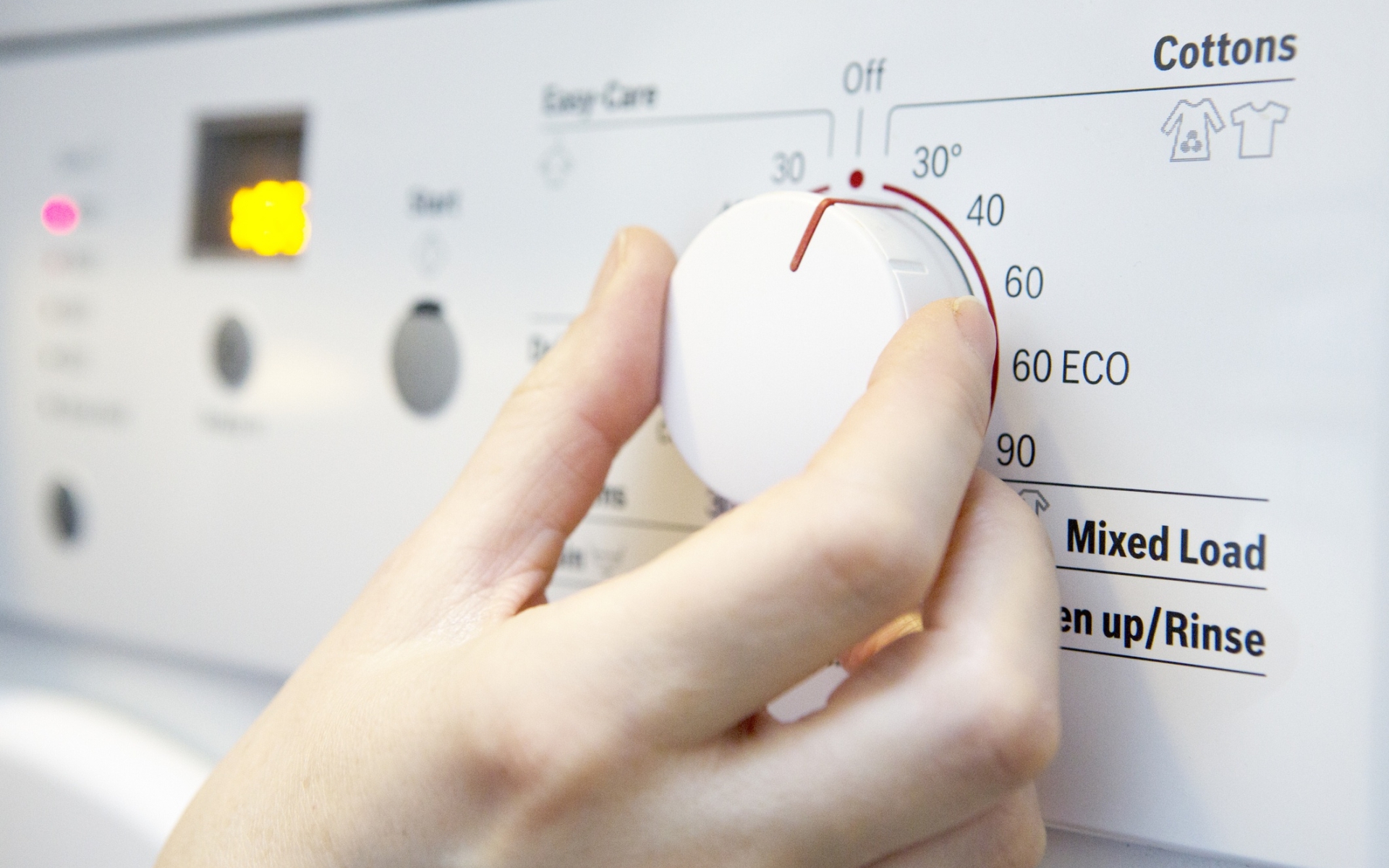 Một n&uacute;t bấm tr&ecirc;n m&aacute;y giặt khiến tiền điện tăng đ&aacute;ng kể: Nhiều người d&ugrave;ng kh&ocirc;ng hề hay biết