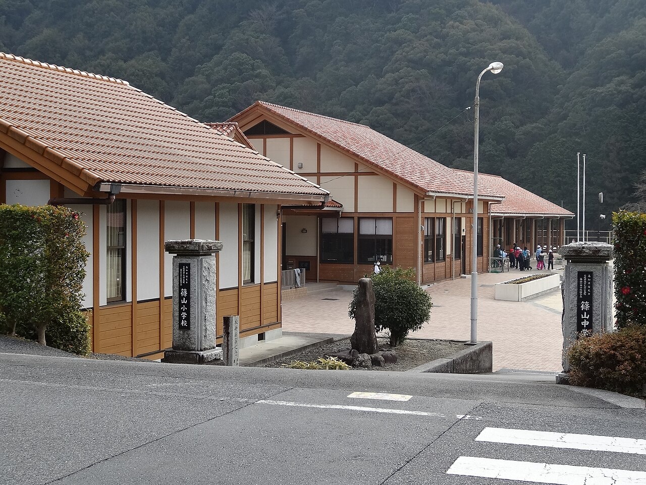 Ng&ocirc;i trường c&oacute; c&aacute;i t&ecirc;n d&agrave;i nhất Nhật Bản ch&iacute;nh thức đ&oacute;ng cửa v&igrave; chỉ c&ograve;n 9 học sinh- Ảnh 1.