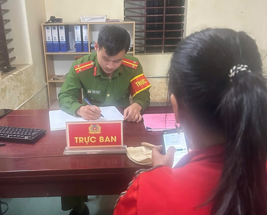 Ph&aacute;t hiện người phụ nữ SN 1983 d&ugrave;ng t&agrave;i khoản của em trai để chuyển khoản 100 triệu đồng: C&ocirc;ng an sử dụng biện ph&aacute;p nghiệp vụ v&agrave;o cuộc- Ảnh 1.