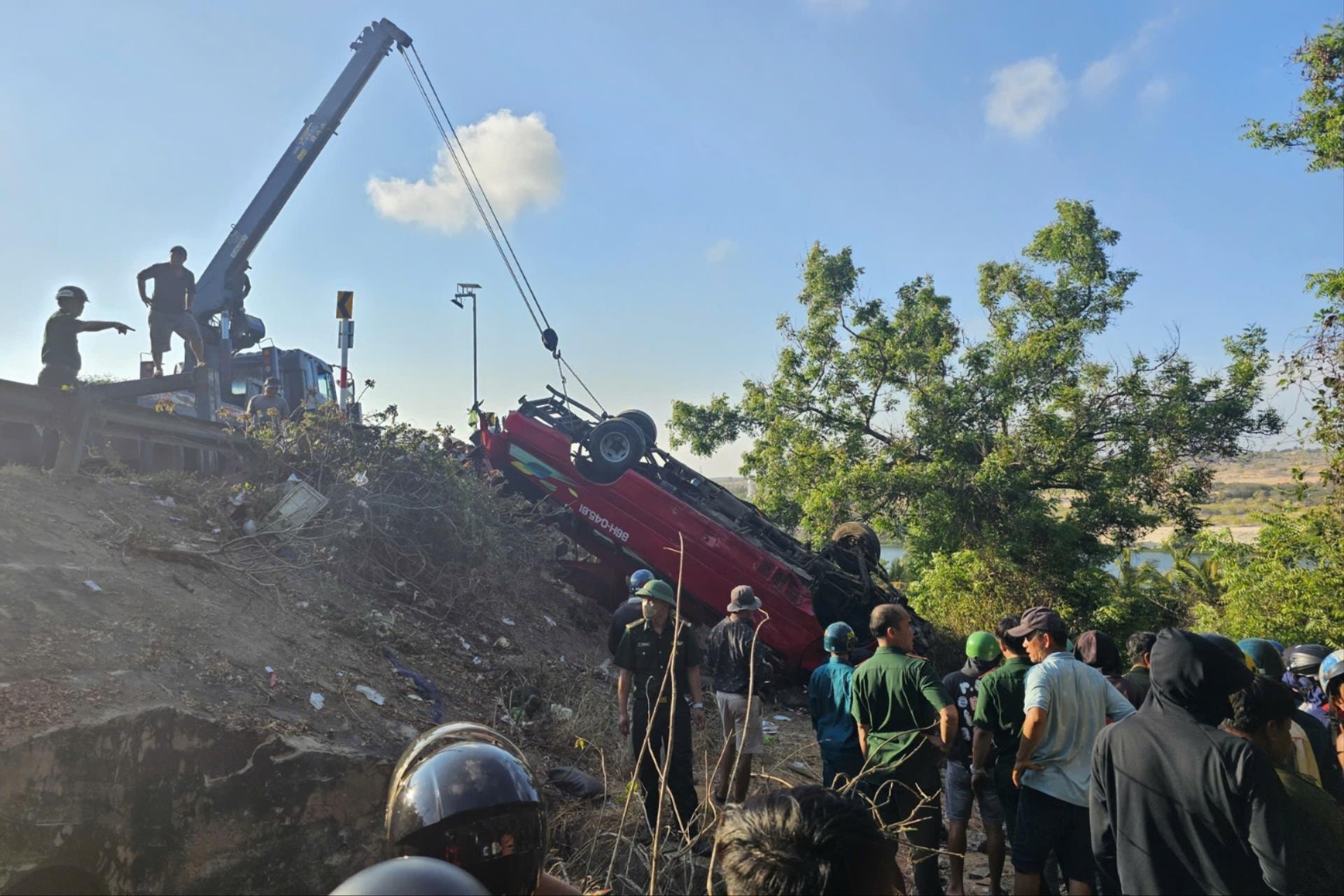 Hiện trường vụ xe khách chở các thợ lặn lao xuống vực, nhiều người thương vong- Ảnh 1. Hiện trường vụ xe khách chở các thợ lặn lao xuống vực, nhiều người thương vong- Ảnh 1.