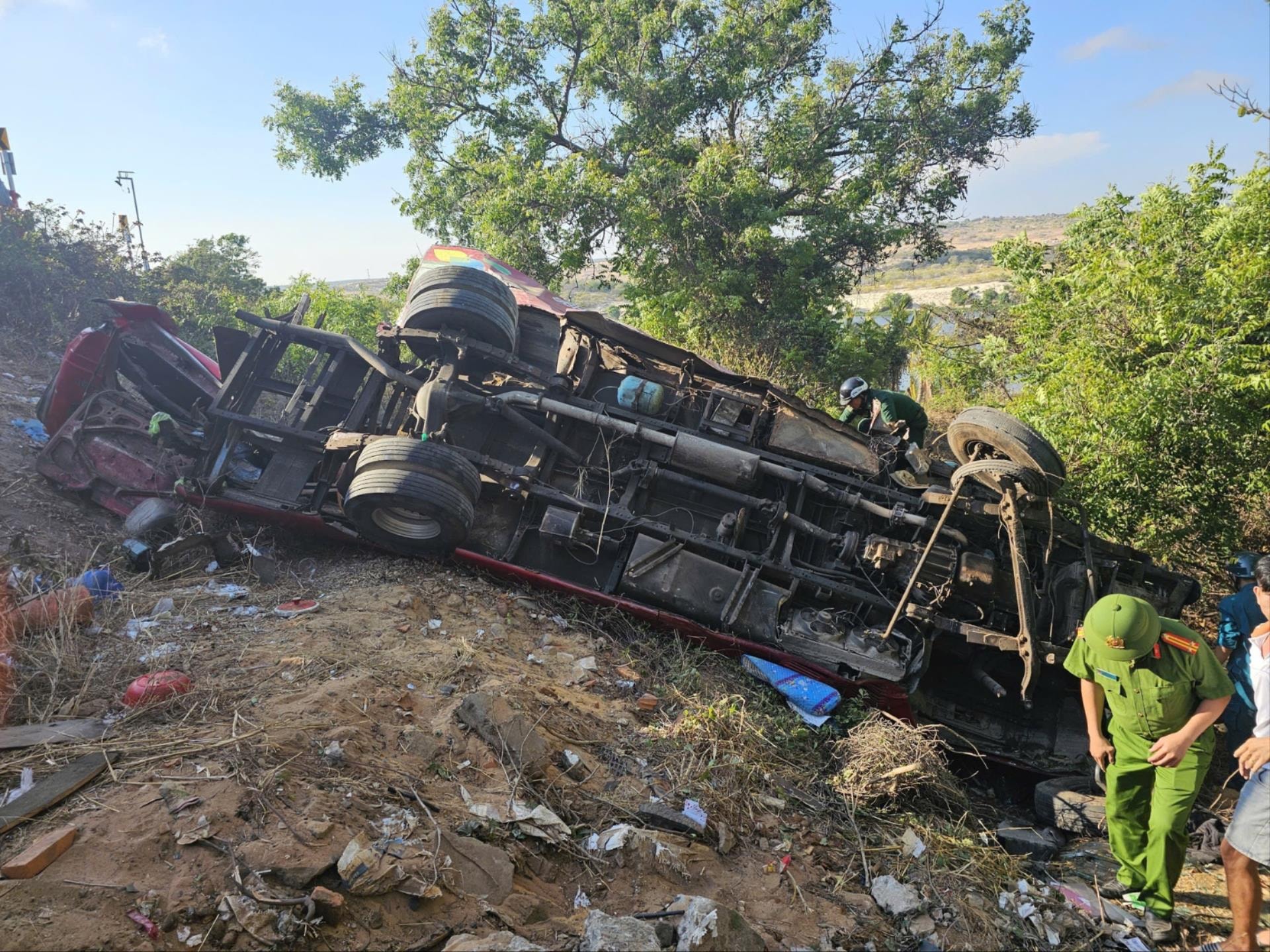 Hiện trường vụ xe khách chở các thợ lặn lao xuống vực, nhiều người thương vong- Ảnh 2. Hiện trường vụ xe khách chở các thợ lặn lao xuống vực, nhiều người thương vong- Ảnh 2.