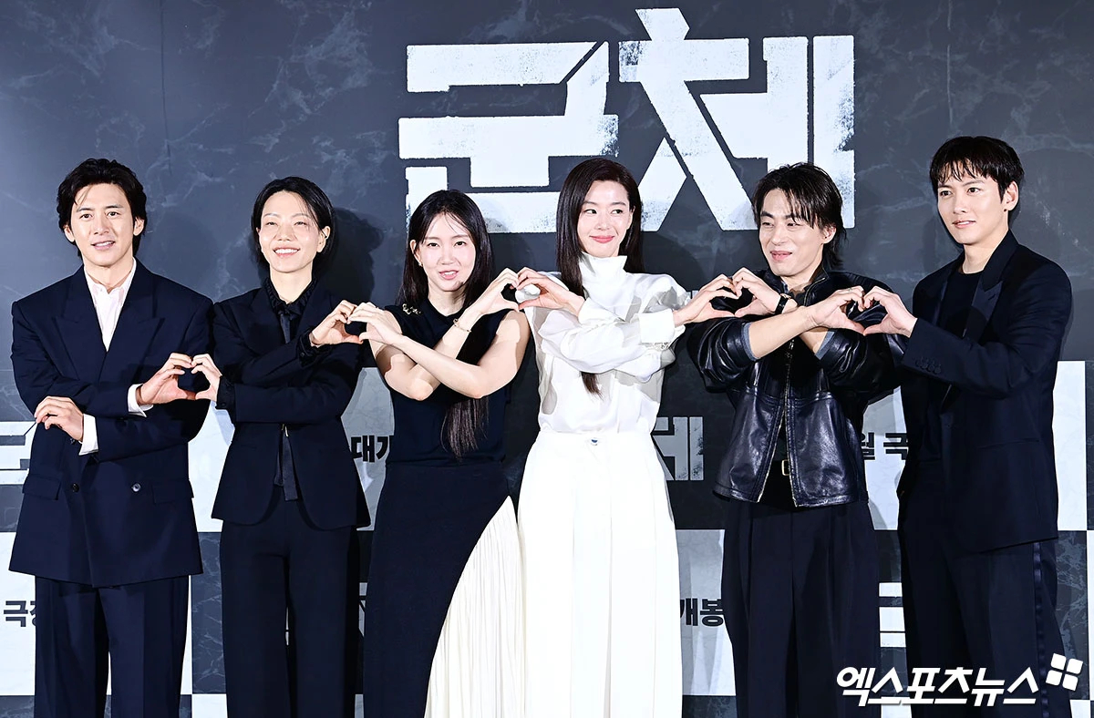 Jeon Ji Hyun diện bộ đồ k&iacute;n cổng cao tường nhưng khiến cả MXH phải b&agrave;n, Ji Chang Wook l&eacute;p vế to&agrave;n diện trước nam thần &ldquo;kh&ocirc;ng g&oacute;c chết&rdquo;- Ảnh 4.