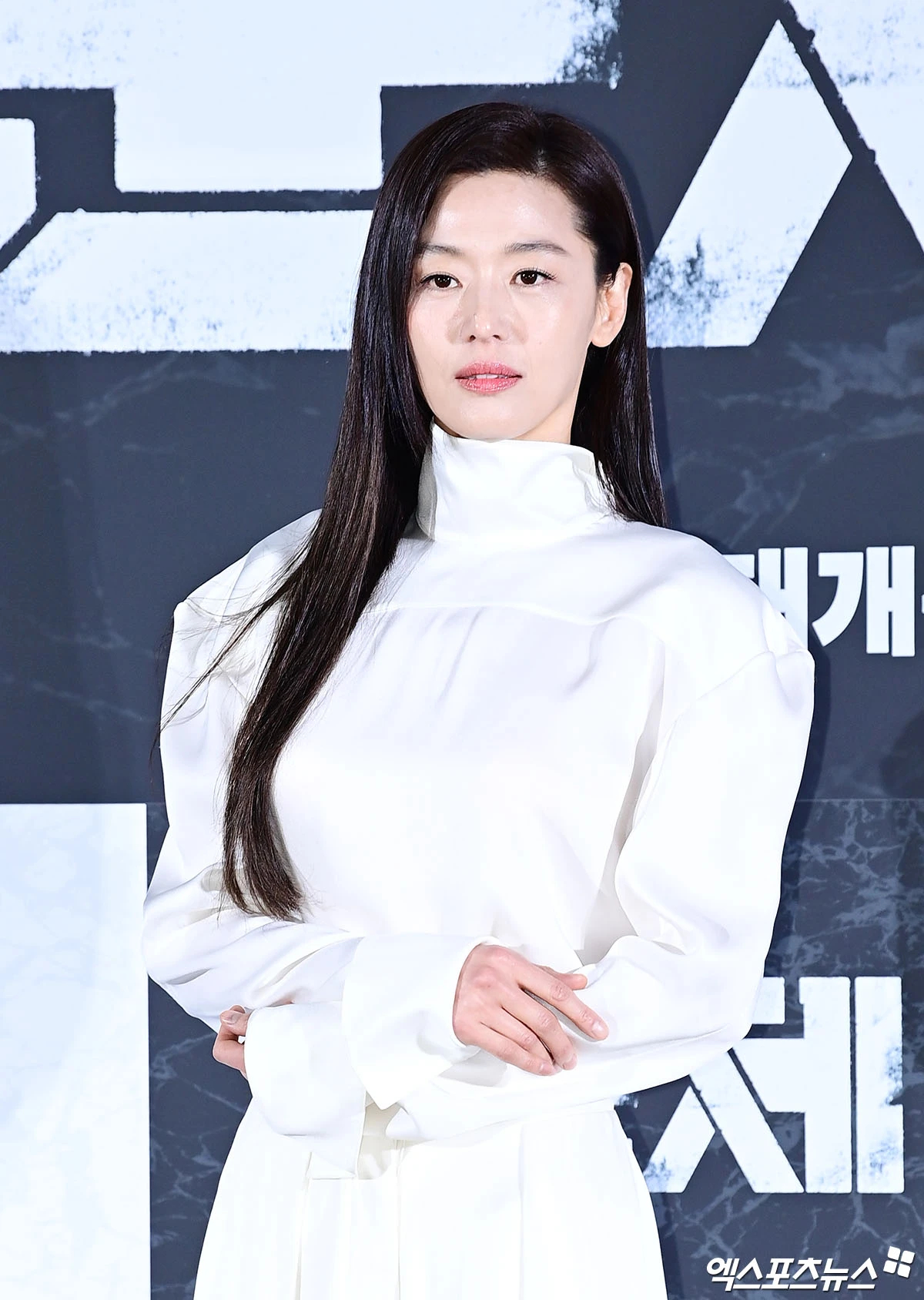 Jeon Ji Hyun diện bộ đồ k&iacute;n cổng cao tường nhưng khiến cả MXH phải b&agrave;n, Ji Chang Wook l&eacute;p vế to&agrave;n diện trước nam thần &ldquo;kh&ocirc;ng g&oacute;c chết&rdquo;- Ảnh 3.