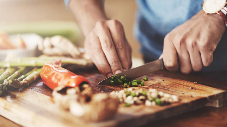 Ngừng ngay việc th&aacute;i những thực phẩm n&agrave;y tr&ecirc;n thớt gỗ, rất nhiều người Việt l&agrave;m sai- Ảnh 1.