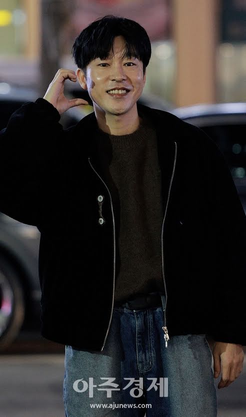 Chẳng ai ngờ nam diễn vi&ecirc;n xấu nhất Squid Game ngo&agrave;i đời lại đẹp thế n&agrave;y: Đổi mỗi kiểu t&oacute;c m&agrave; như thay đầu- Ảnh 5.